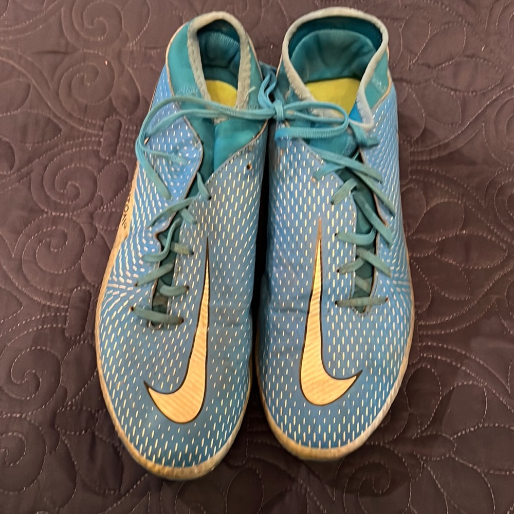 Nike phantom men’s soccer cleats size 8. Good condition no smell . Worn 1 season